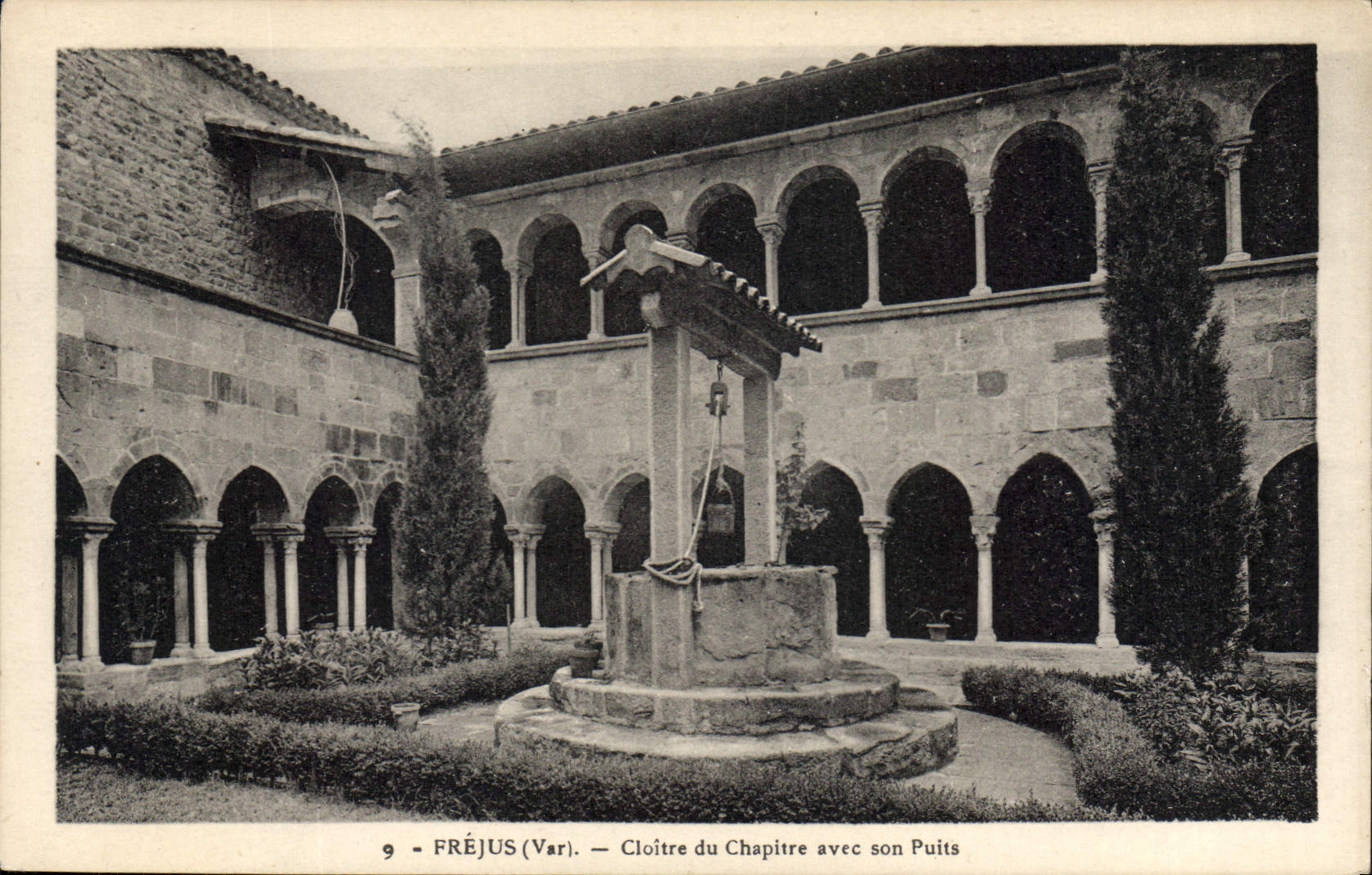 CPA Frejus Var Cloitre du Chapitre avec son Puits