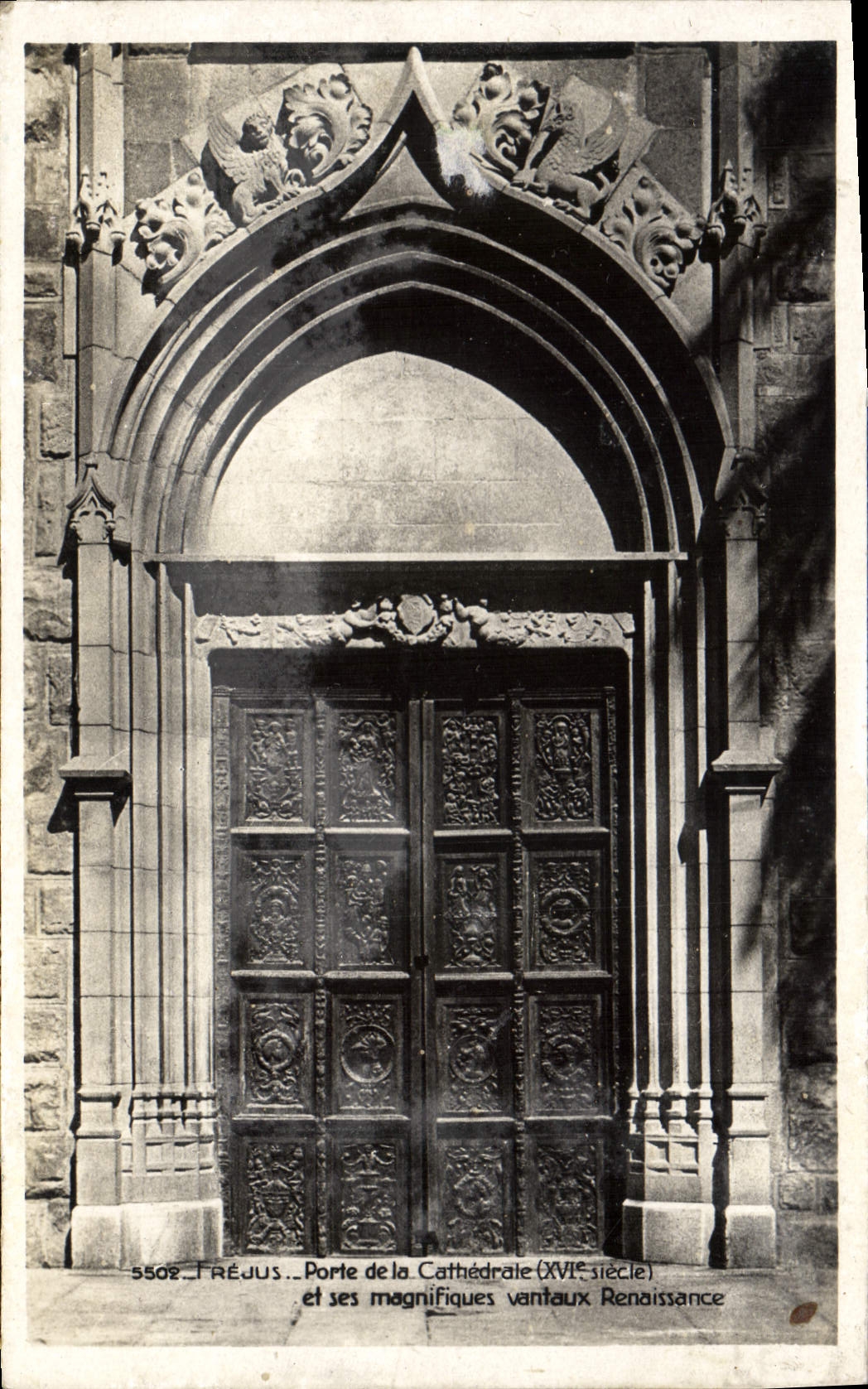 CPA Frejus Porte de la Cathedrale et ses magnigiques vantaux Renaissance 