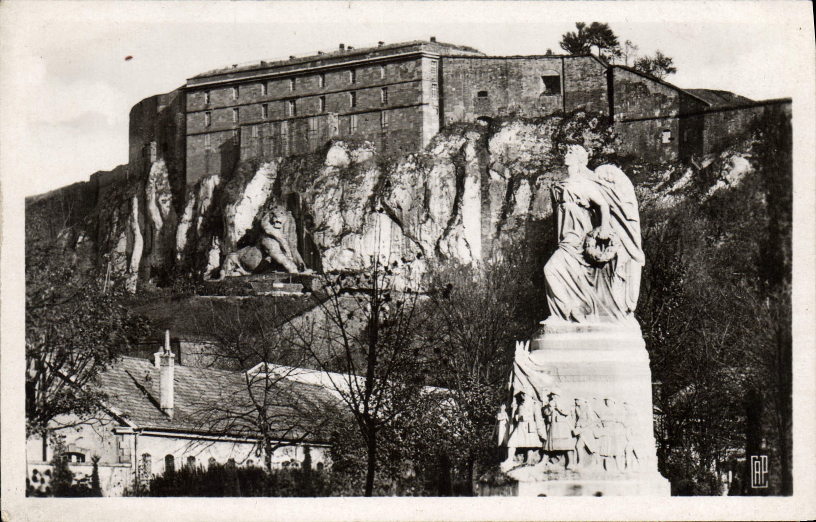 CPA Belfort Le Chateau et le Square du Souvenir