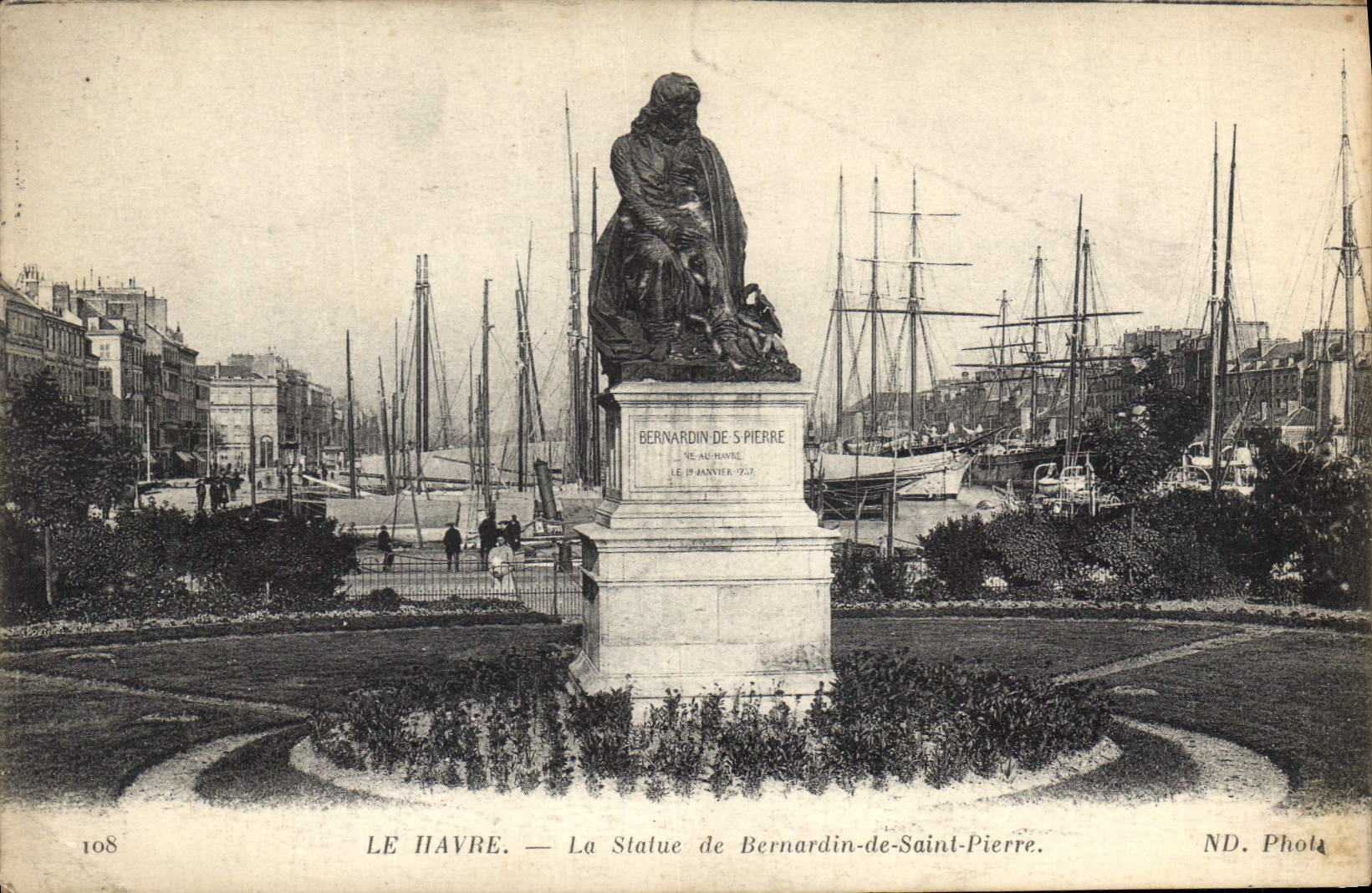 CPA Le Havre La Statue de Bernardin de Saint Pierre Bateaux