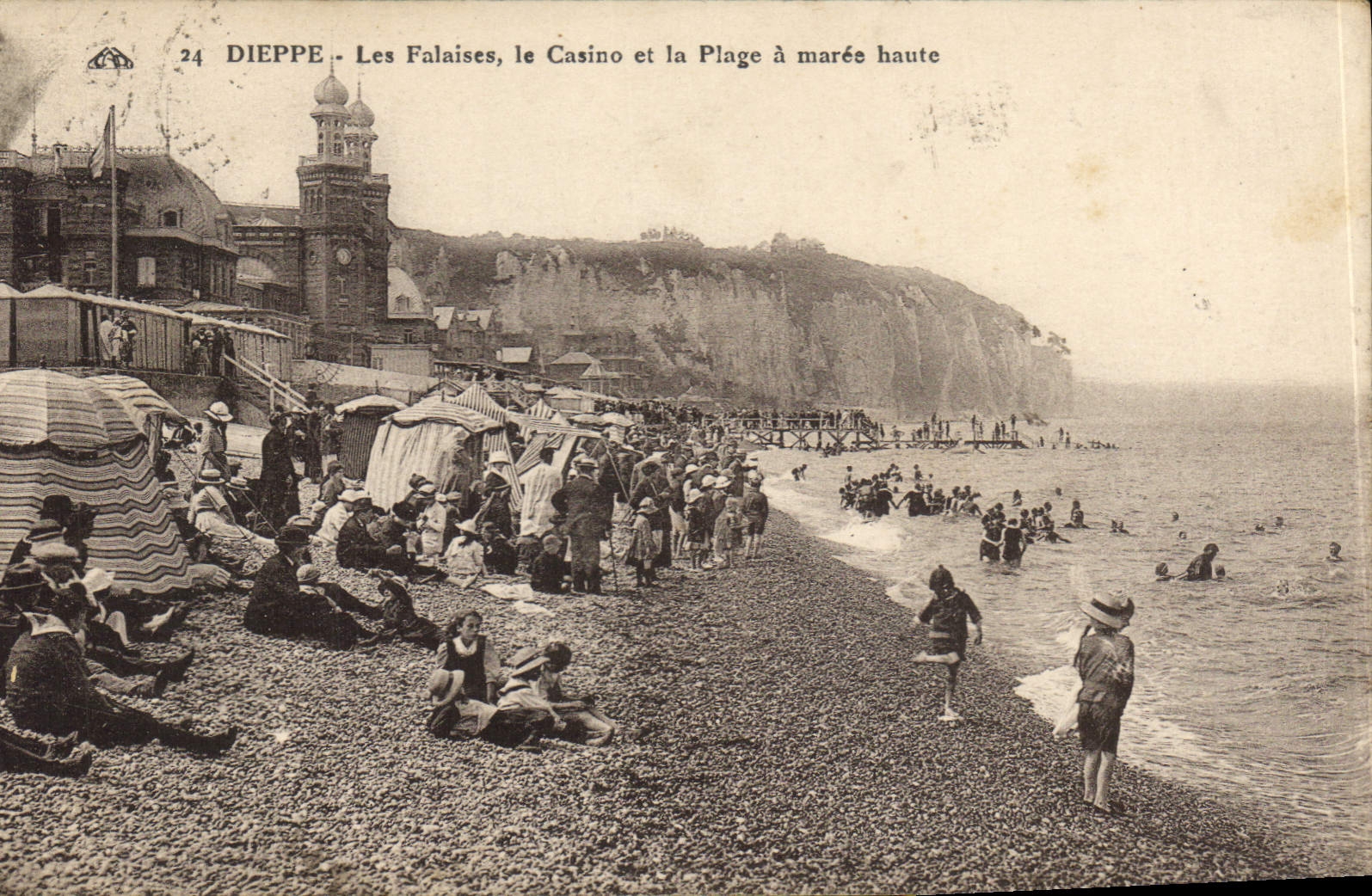 CPA Dieppe Les Falaises le Casino et la Plage a maree haute 