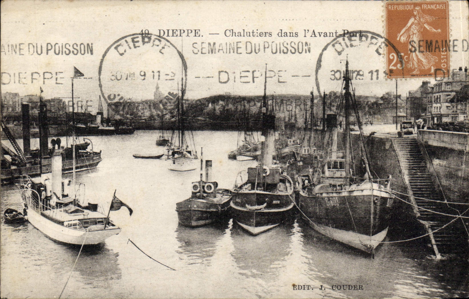 CPA Dieppe Chalutiers dans l'Avant Port Bateaux