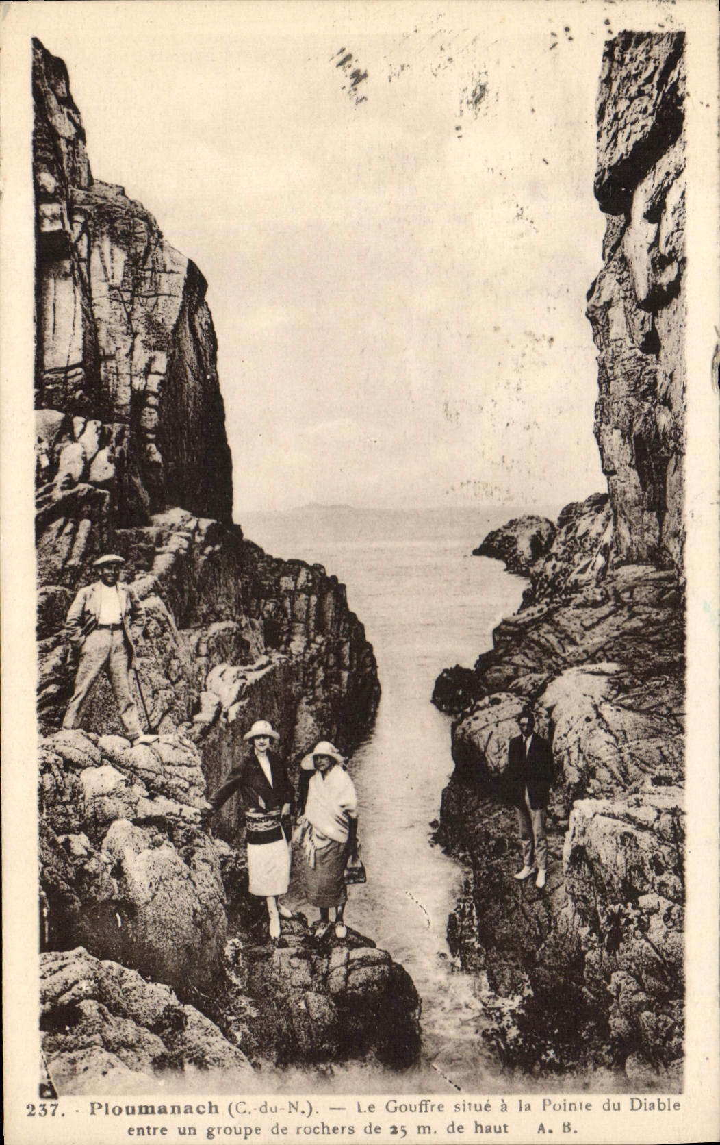 CPA Ploumanach C du N Le Gouffre situe a la Pointe du Diable 