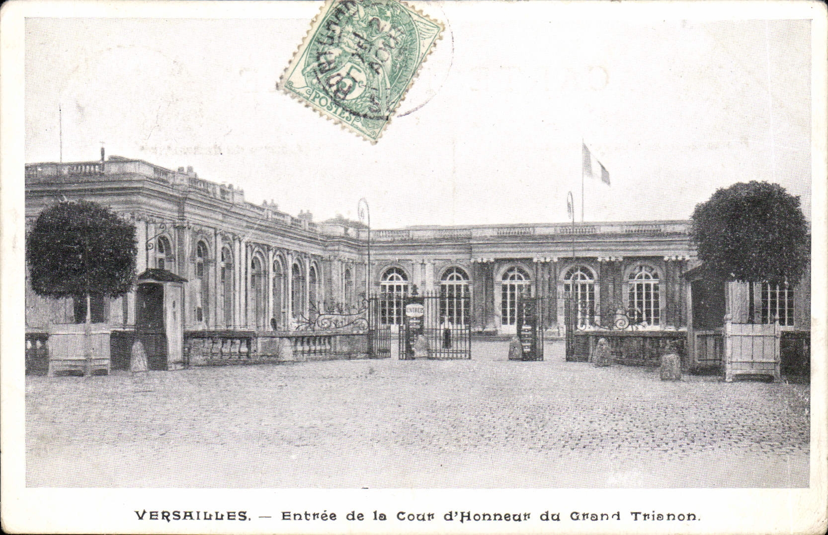 CPA Versailles Entree de la Cour d'Honneur du Grand Trianon 