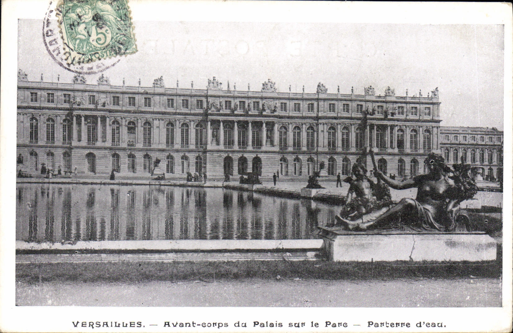 CPA Versailles Avant corps du Palais sur le Parc Parterre d'eau 