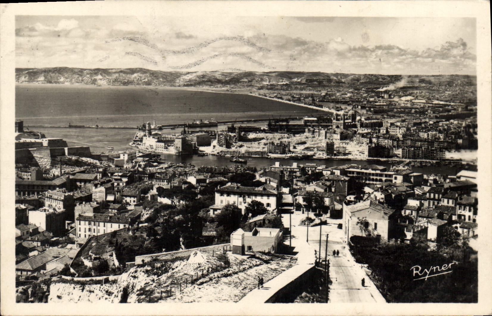 CPA Marseille Le Port Vue generale 