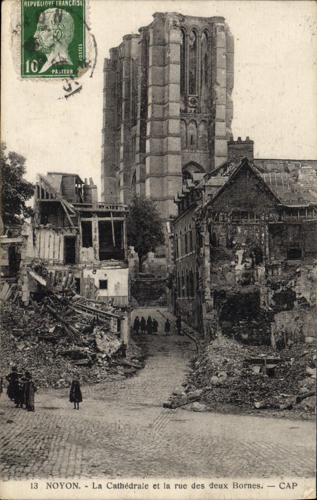 CPA Noyon La Cathedrale et la rue deaux Bornes