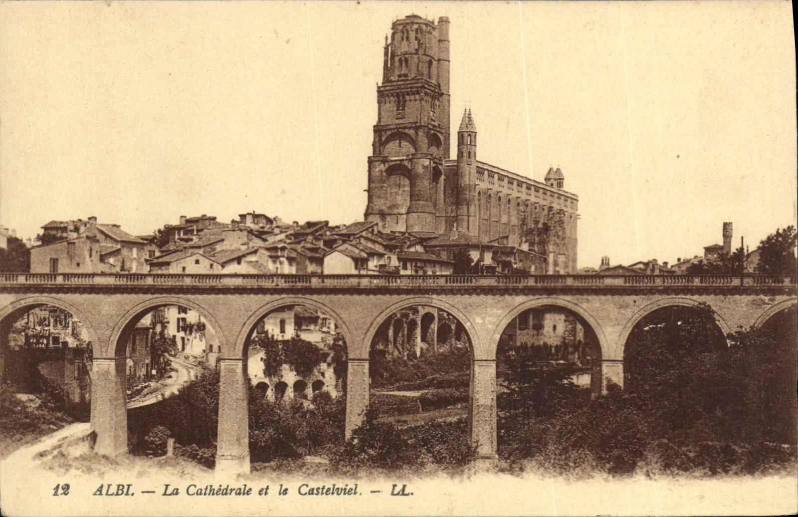 CPA Albi La Cathedrale et le Castelviel 