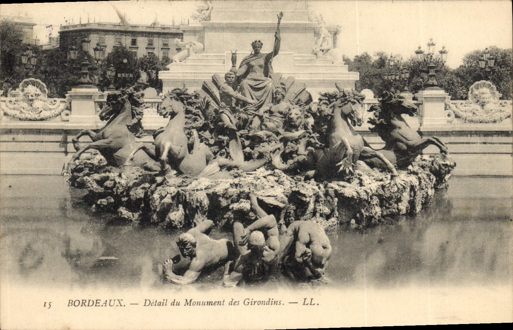 CPA Bordeaux Detail du Monument des Girondins