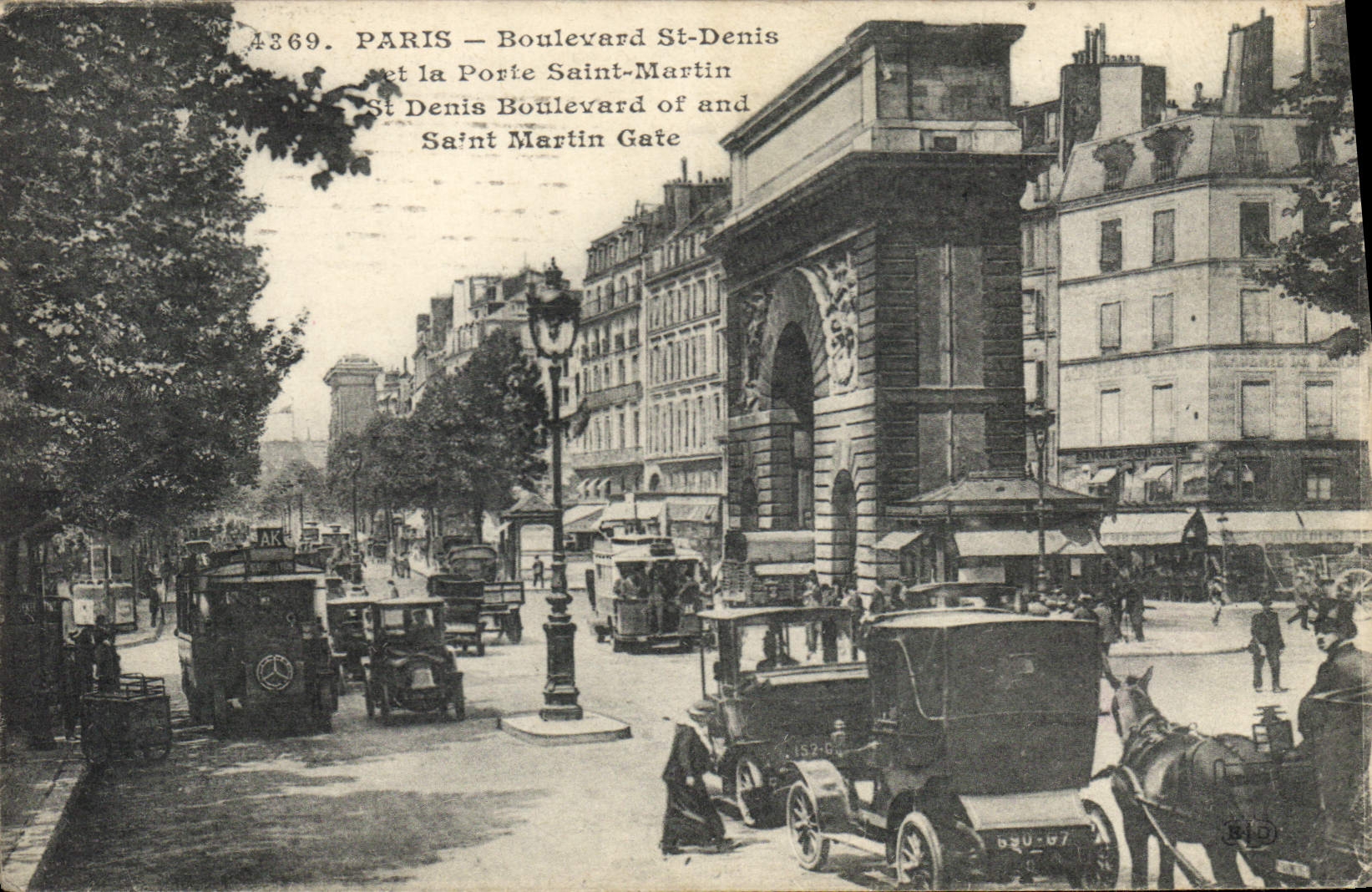 CPA Paris Boulevard St Denis et la Porte Saint Martin St Denis Boulevard of and Saint Martin Gate