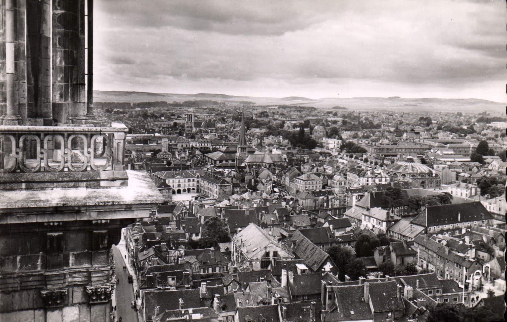 CPA Troyes Aube Vue generale prise des tours de la Cathedrale 