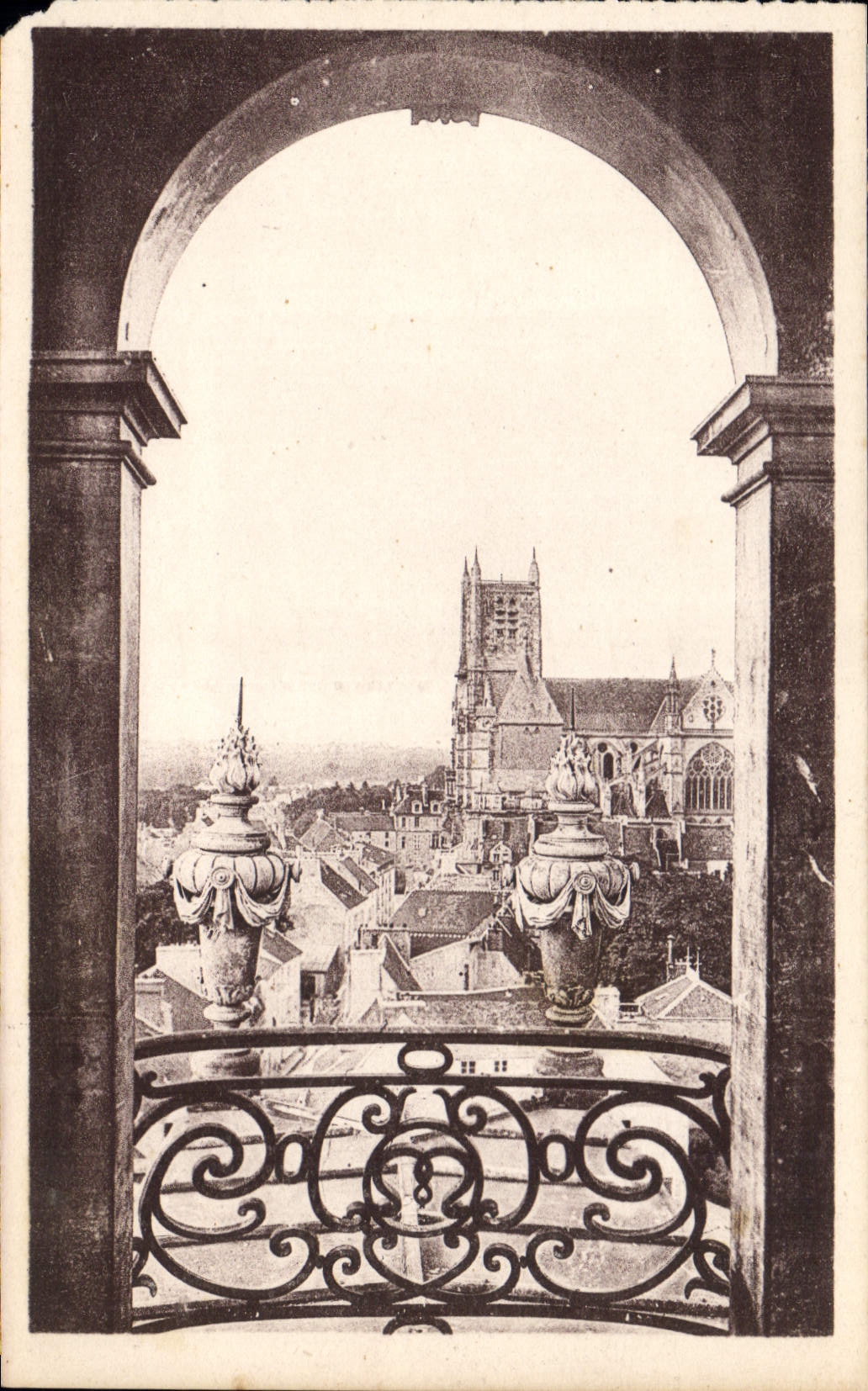 CPA Meaux ND Vue sur la Cathedrale prise de l'Hotel de Ville 