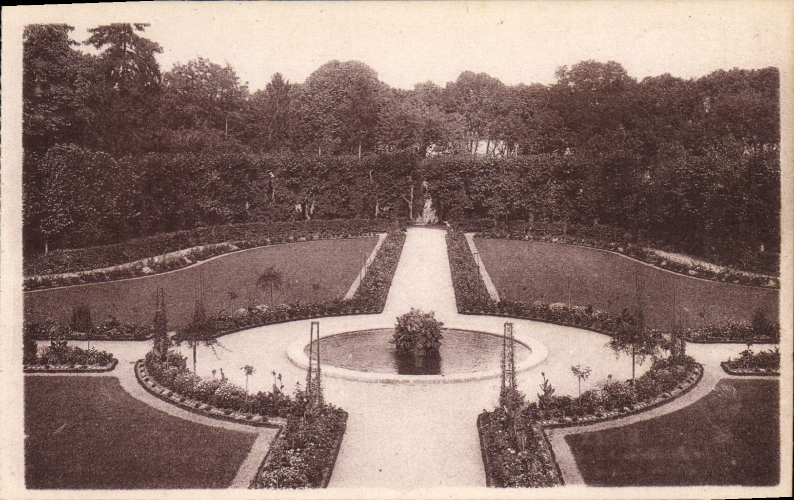 CPA Meaux Le Jardin de l'Ancien Eveche Parterre dessine par l enotre 
