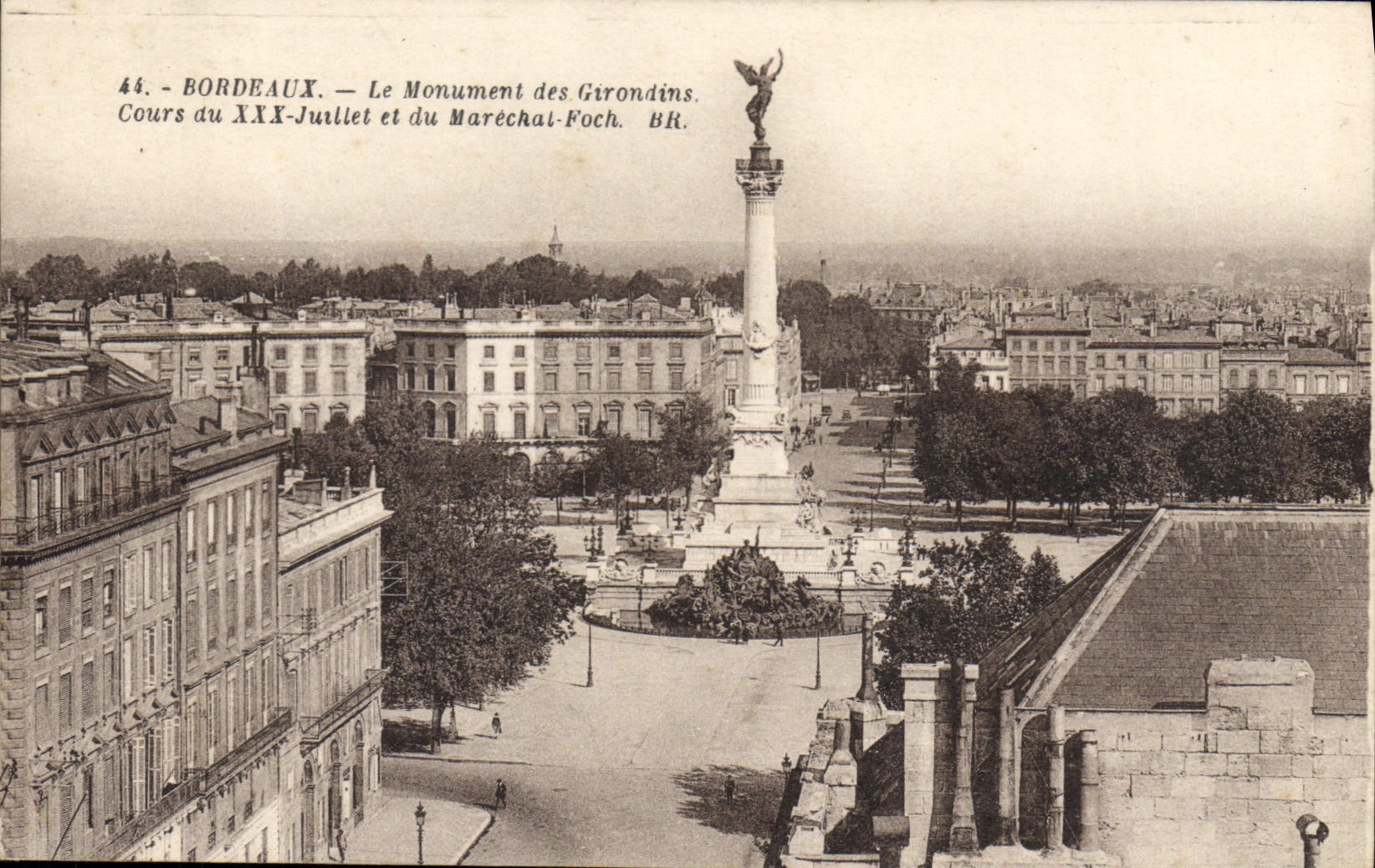 CPA Bordeaux Le Monument des Girondins Cours du XXX Juillet et du Marechat Foch