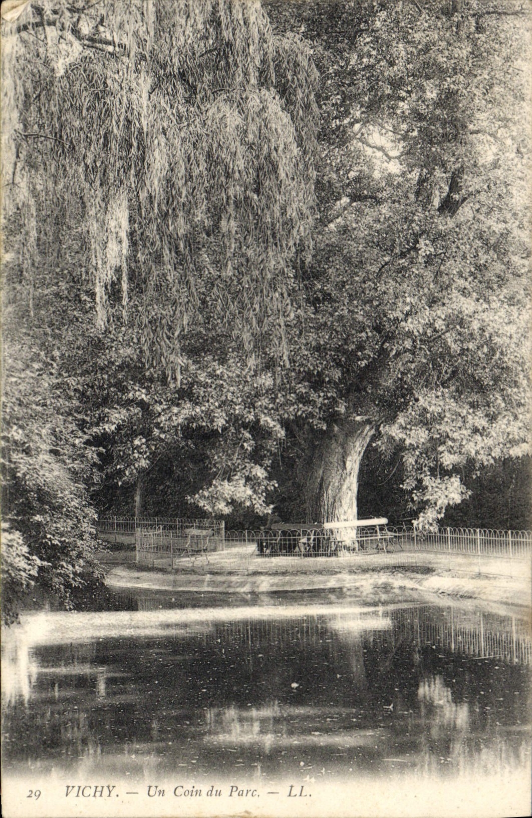 CPA Vichy Un Coin du Parc 