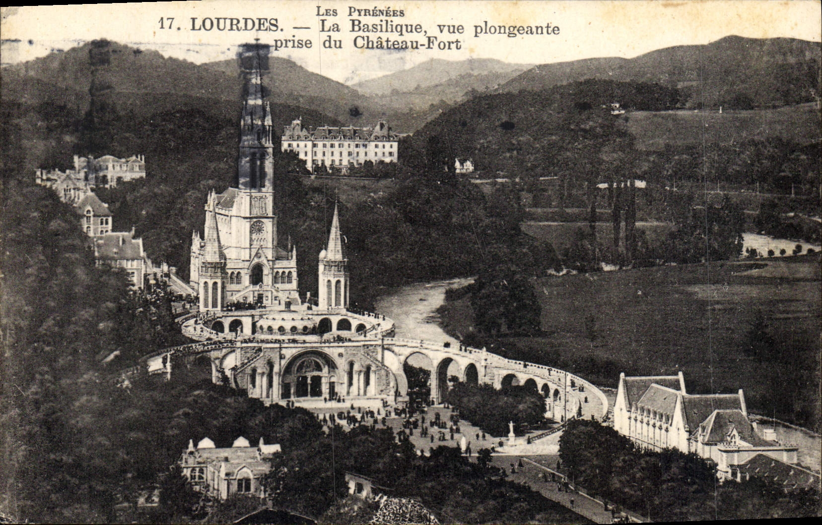 CPA Lourdes La Basilique vue plongeante prise du Chateau Fort 