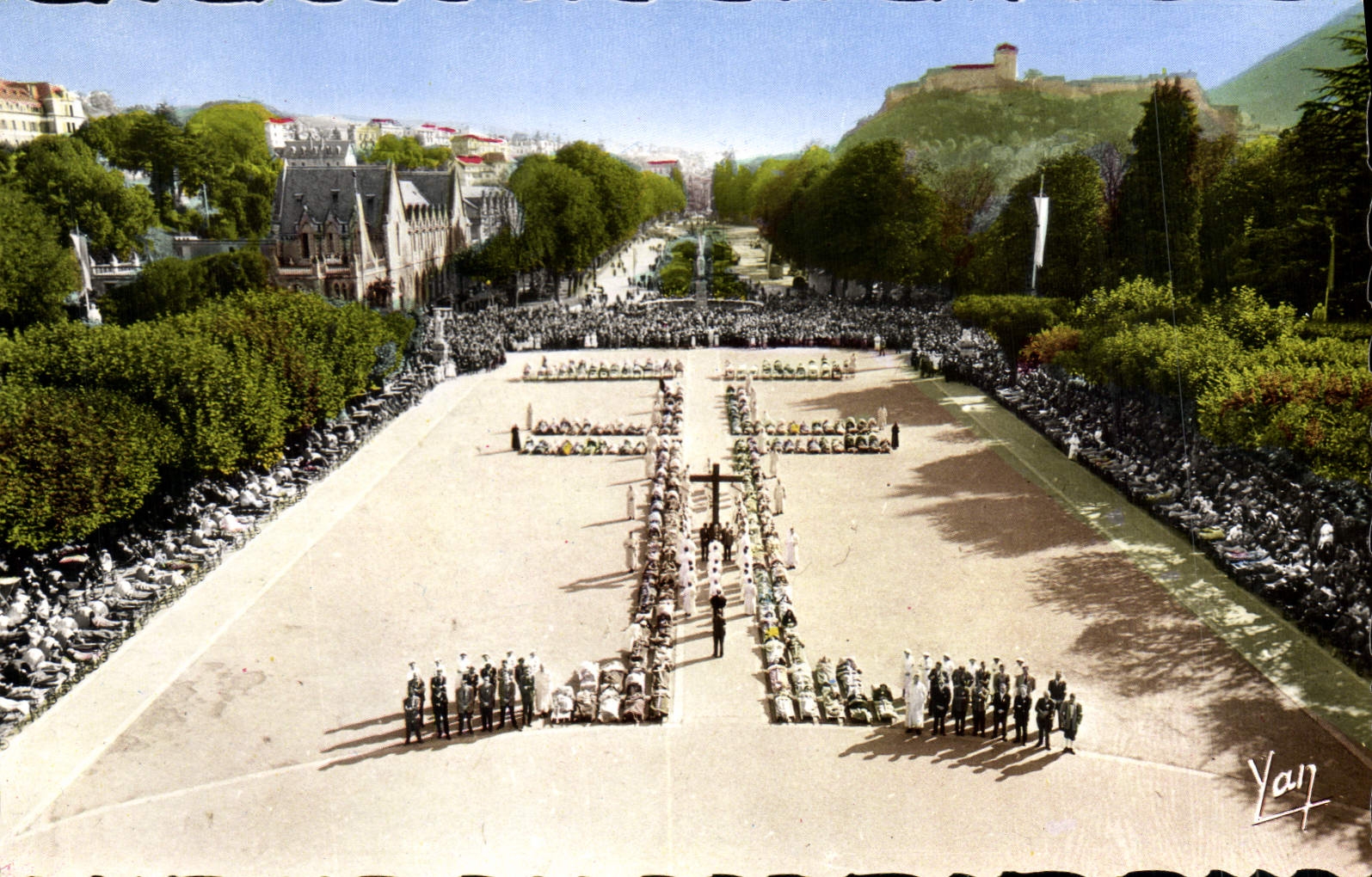 CPA Lourdes Le Chemin de Croix des Malades pendant le Rosaire 