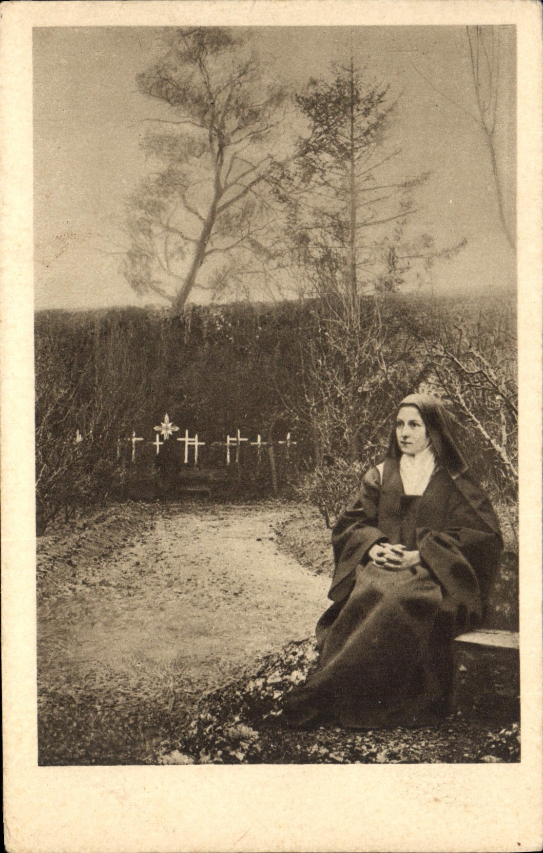 CPA Ste Therese de l'Enfant Jesus assise dans le jardin du Carmel