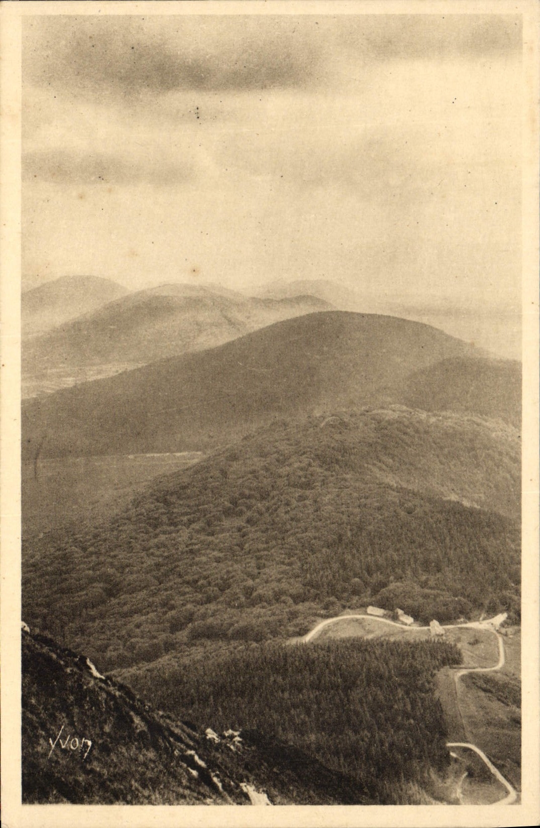 CPA Auvergne Clermont Ferrand P de D Au Sommet du Puy de Dome Les Monts Domes on Chaine des Puys 