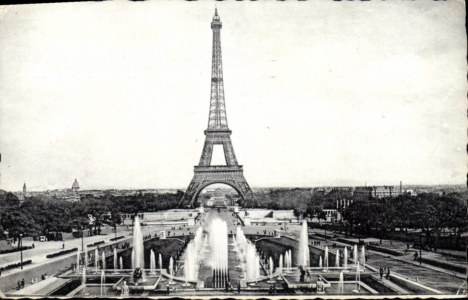 CPA Paris Les Fontaines du Palais de Chaillot et la Tour Eiffel