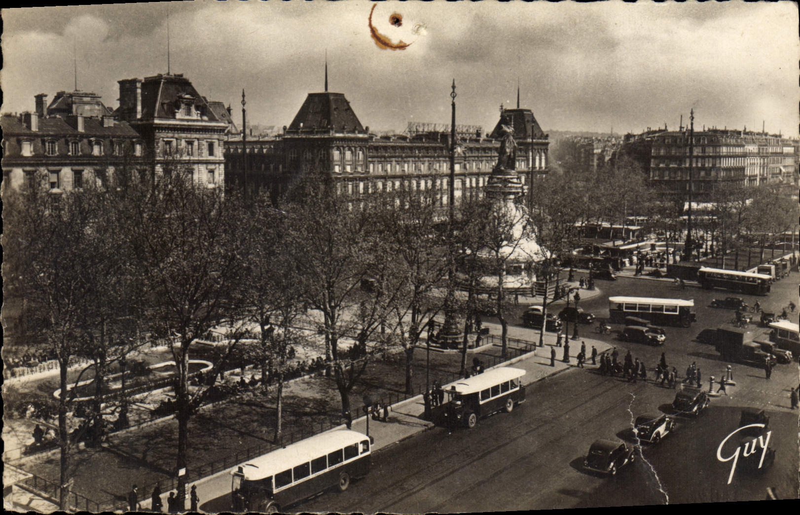 CPA Paris et ses Merveilles Place de la Republique