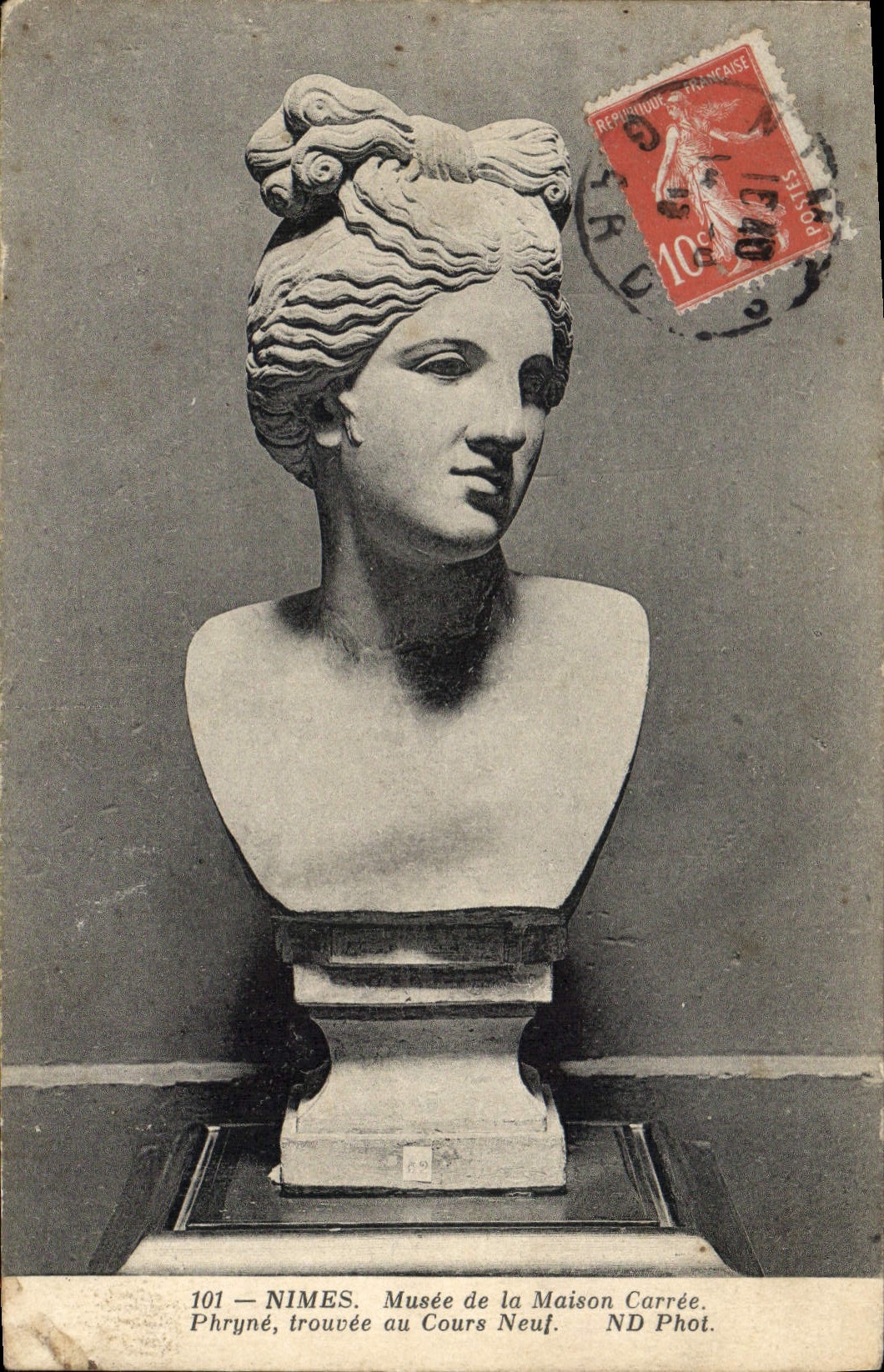 CPA Nimes Musee de la Maison Carree Phryne trouvee ou Cours Neuf