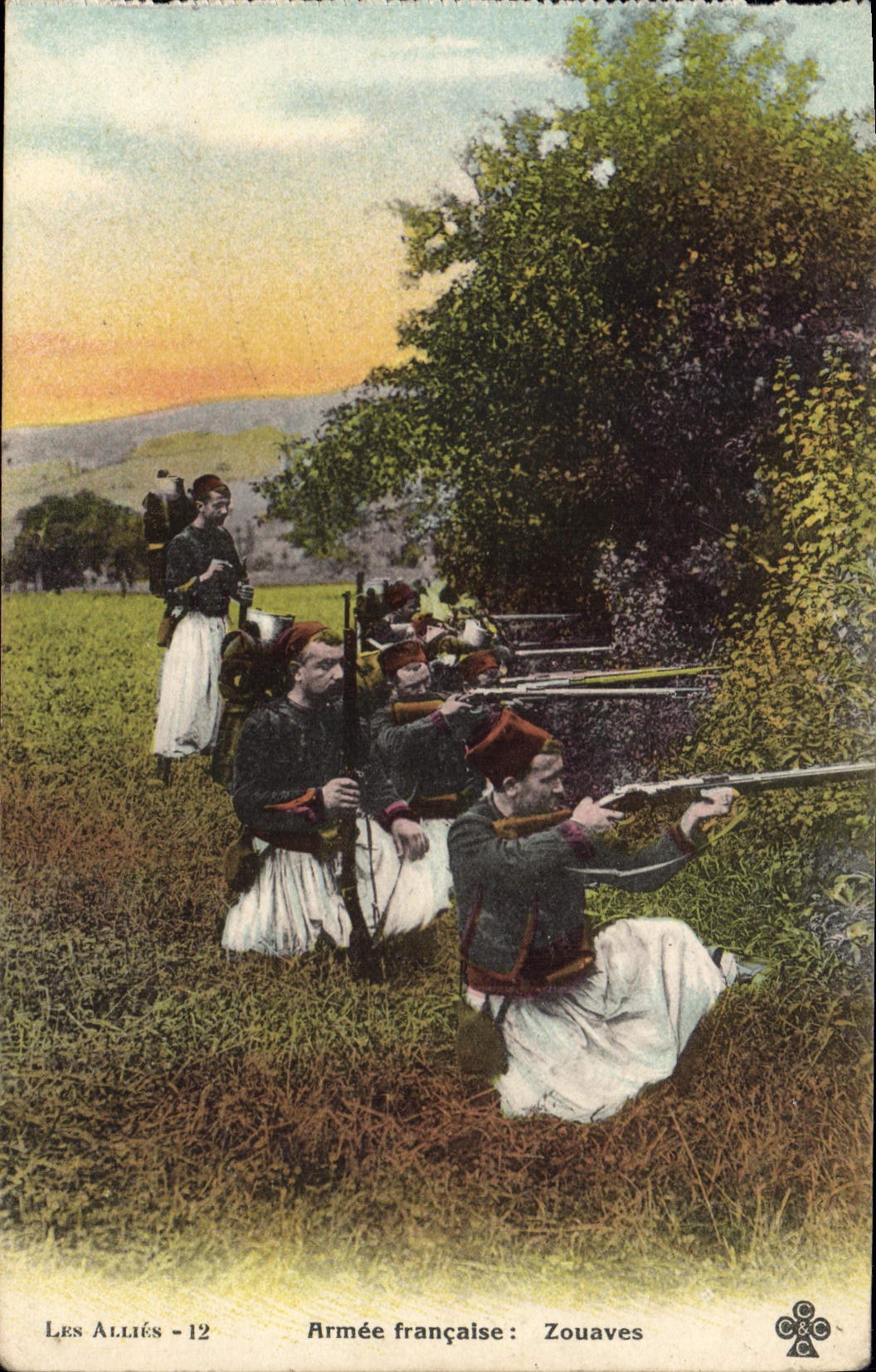 CPA Les Allees Armee francaise Zouaves Militaria
