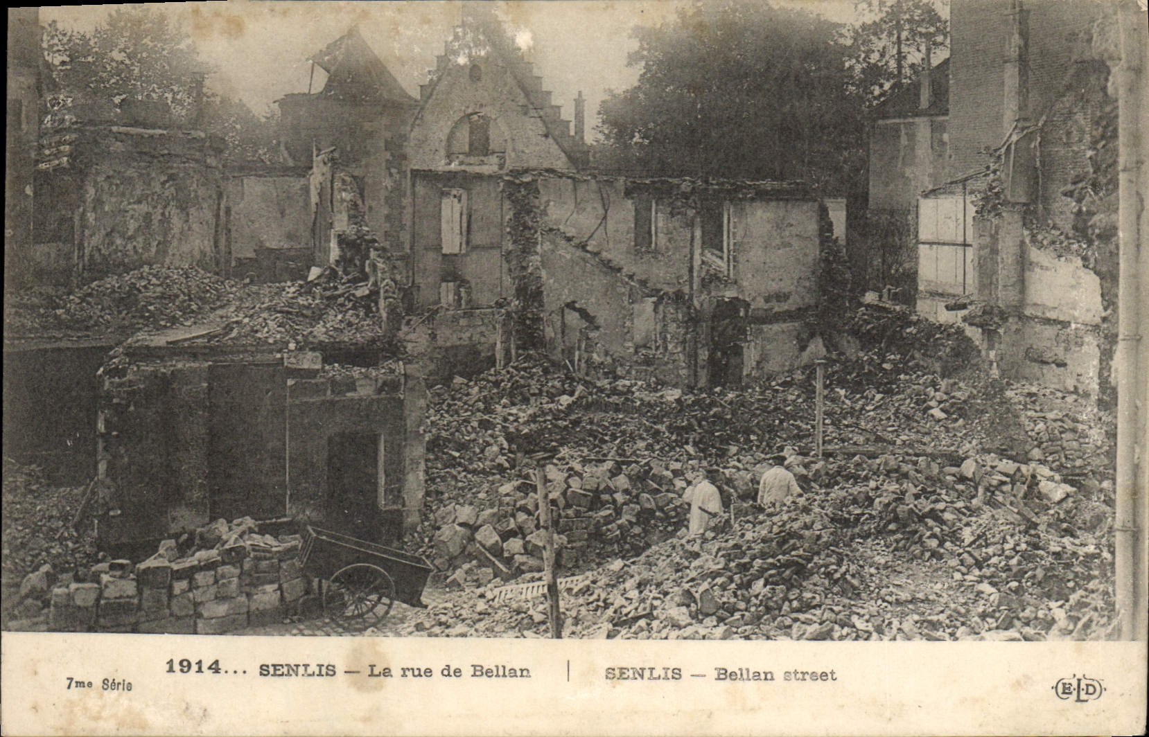 CPA Senlis La rue de Bellan 
