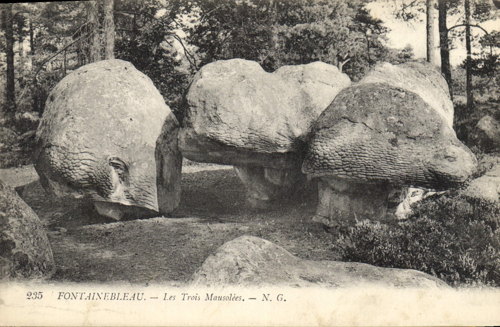 CPA Fontainebleau Les Trois Mausolees