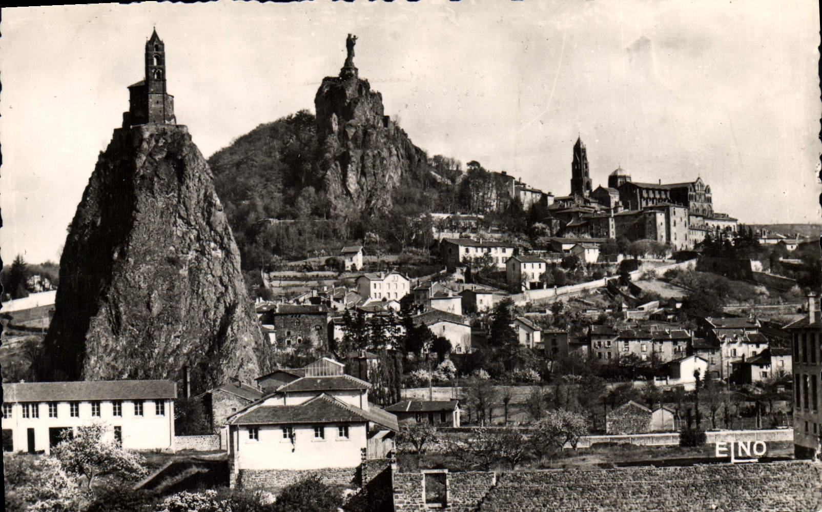 CPA Le Puy en Velay HL Vue d'Ensemble sur le Rocher d'Aguilhe surmonte de la Chapele le Saint Michel