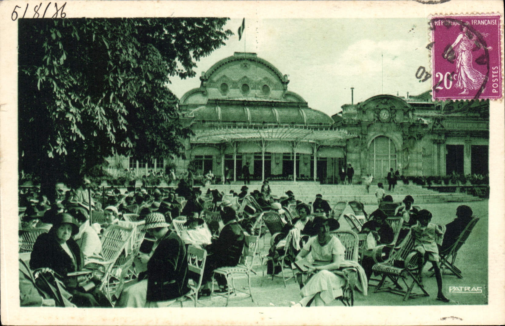 CPA Vichy Devant le Casino 