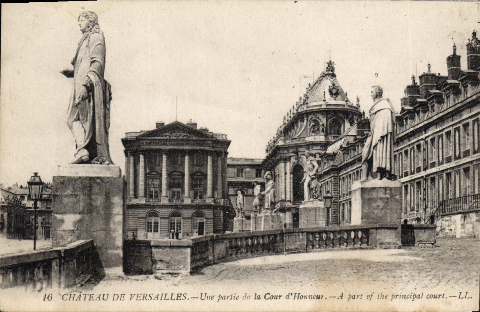 CPA Chateau de Versailles Une partie de la Cour d'Honneur 