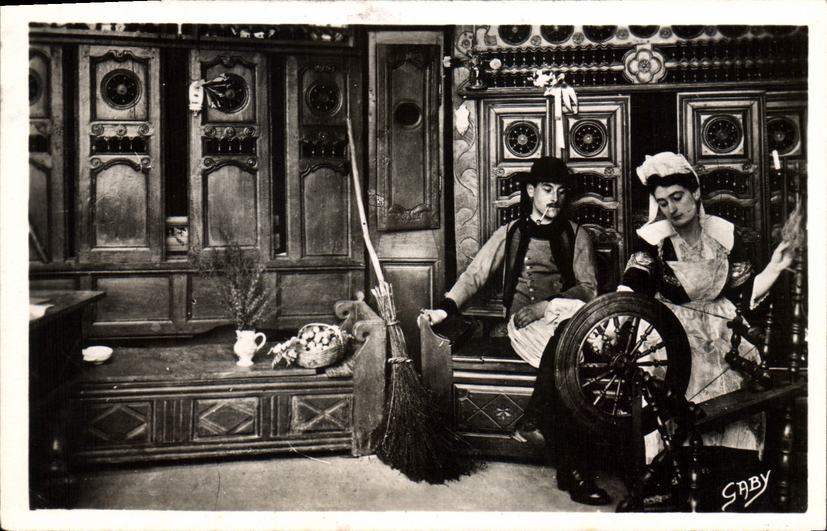 CPA Autour des Lits Clos Bretons En filant le parfait amour 