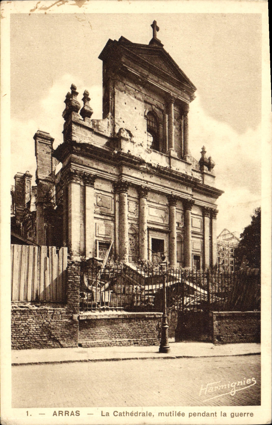 CPA Arras La Cathedrale mutilee pendant la guerre