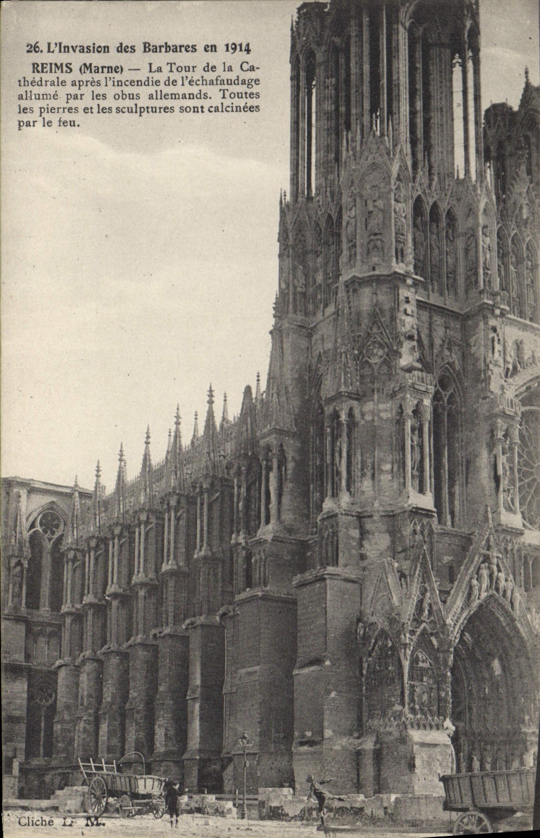 CPA Reims Marne La Tour de la Cathedrale apres l'incendie de l'echafaudage allume par les obus allem