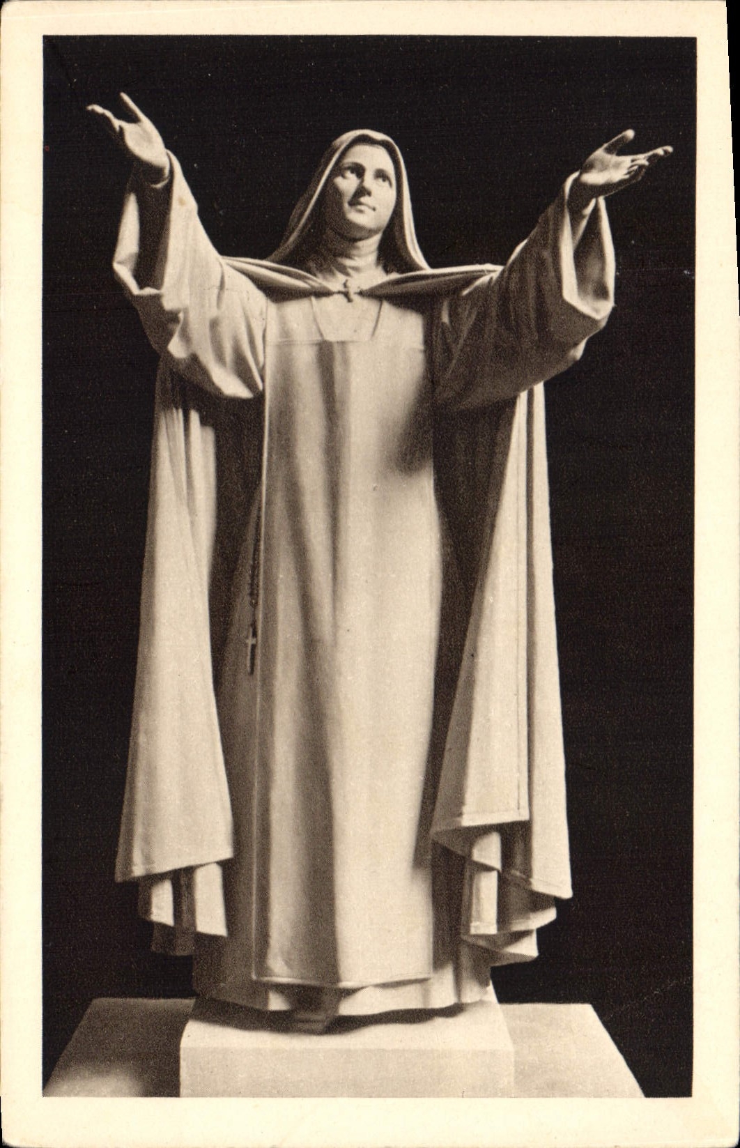 CPA La Basilique de Lisieux La Crypte Statue de Sainte Therese 