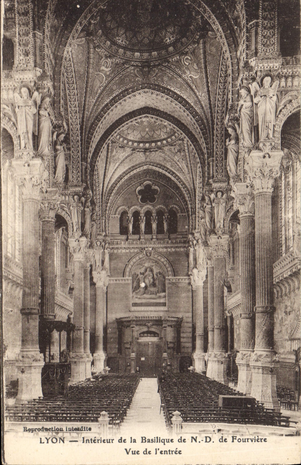 CPA Lyon Interieur de la Basilique de ND de Fourviere Vue de l'entree