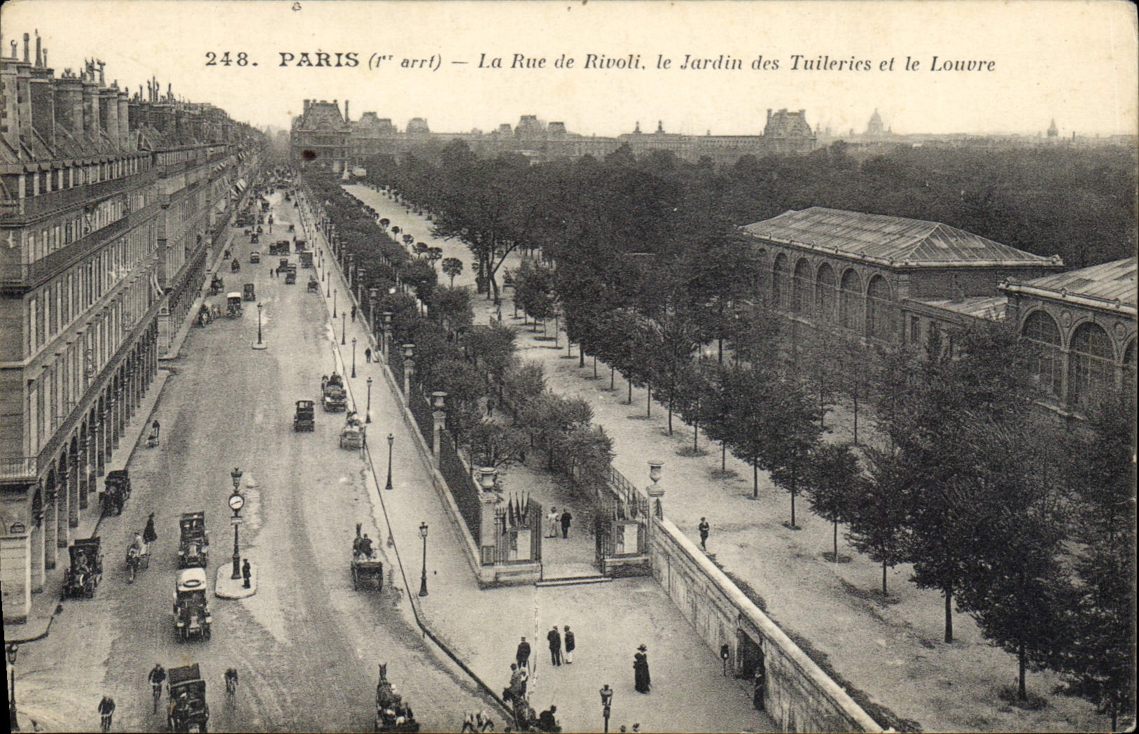 CPA Paris La Rue de Rivole le Jardin des Tuileries et le Louvre
