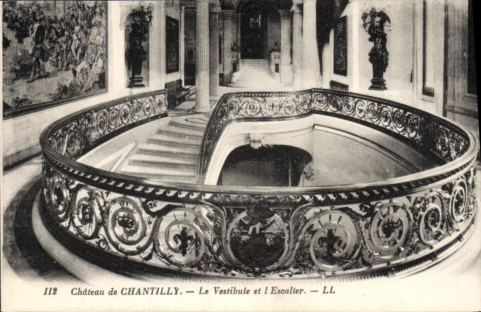 CPA Chateau de Chantilly La Vestibule et l Escalier