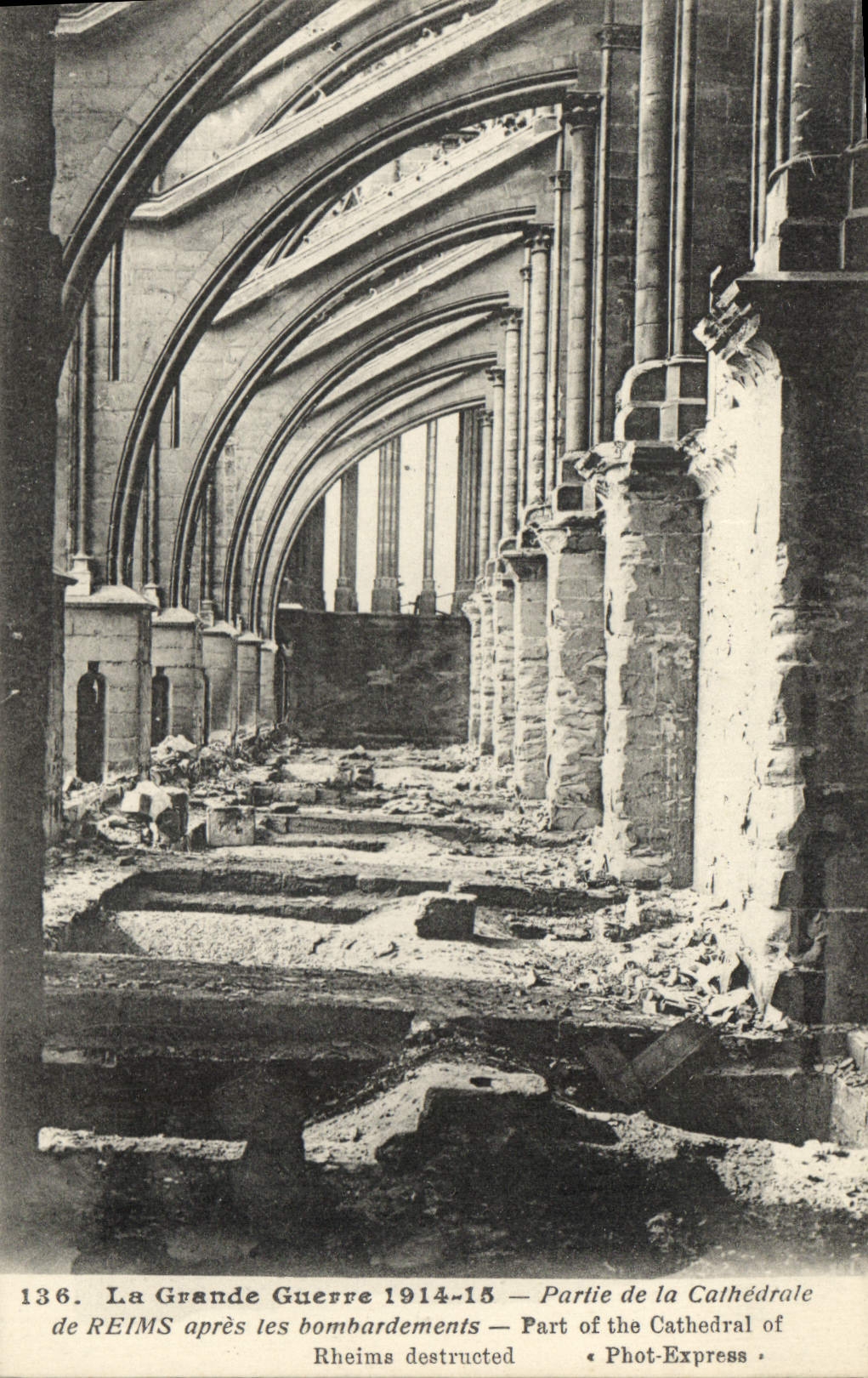 CPA La Grande Guerre 1914 15 Partie de la Cathedrale de Reims apres les bombardements 