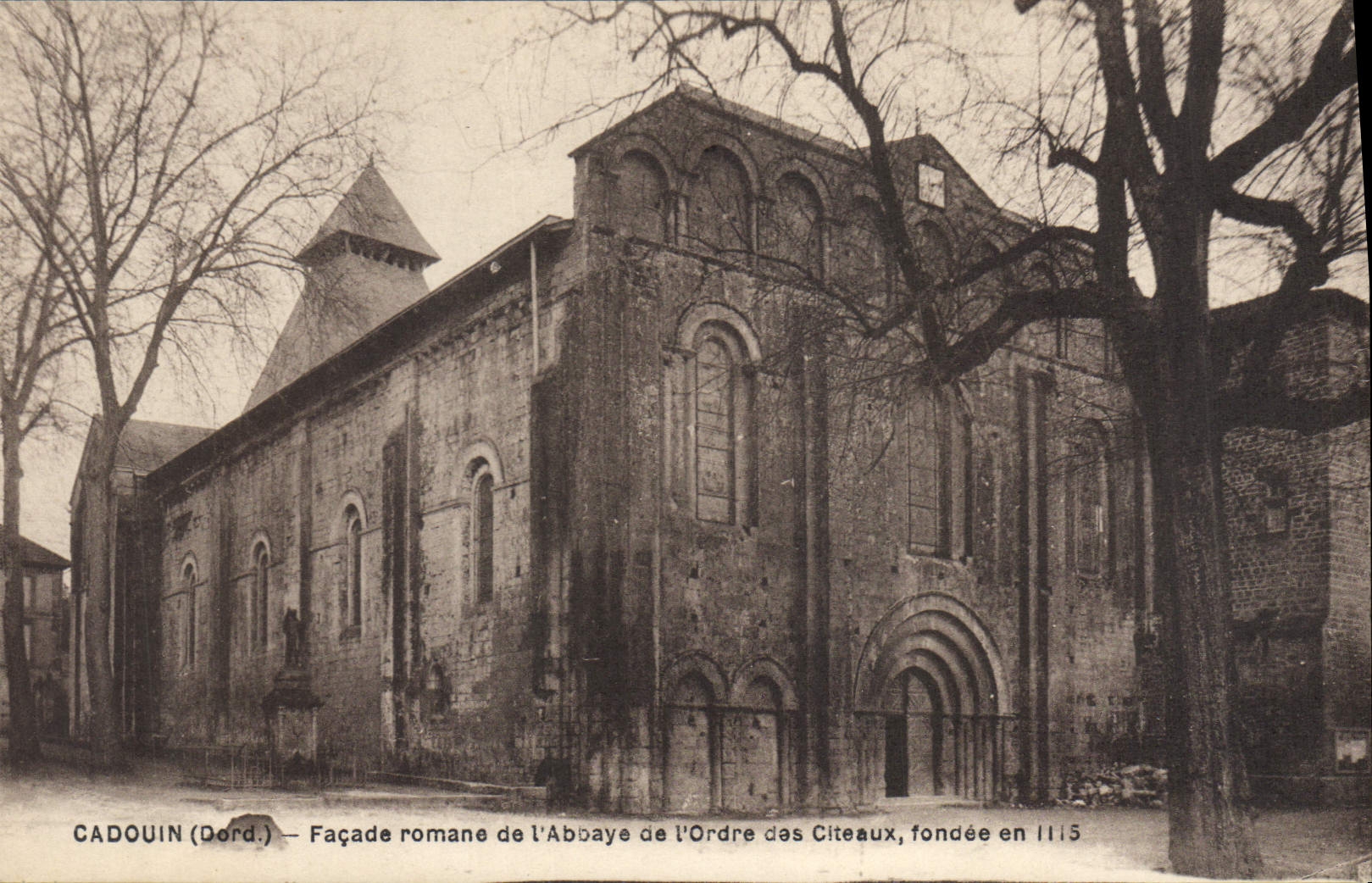 CPA Cadouin Dord Facade romane de l'Abbaye de l'Ordre des Citeaux fondee 