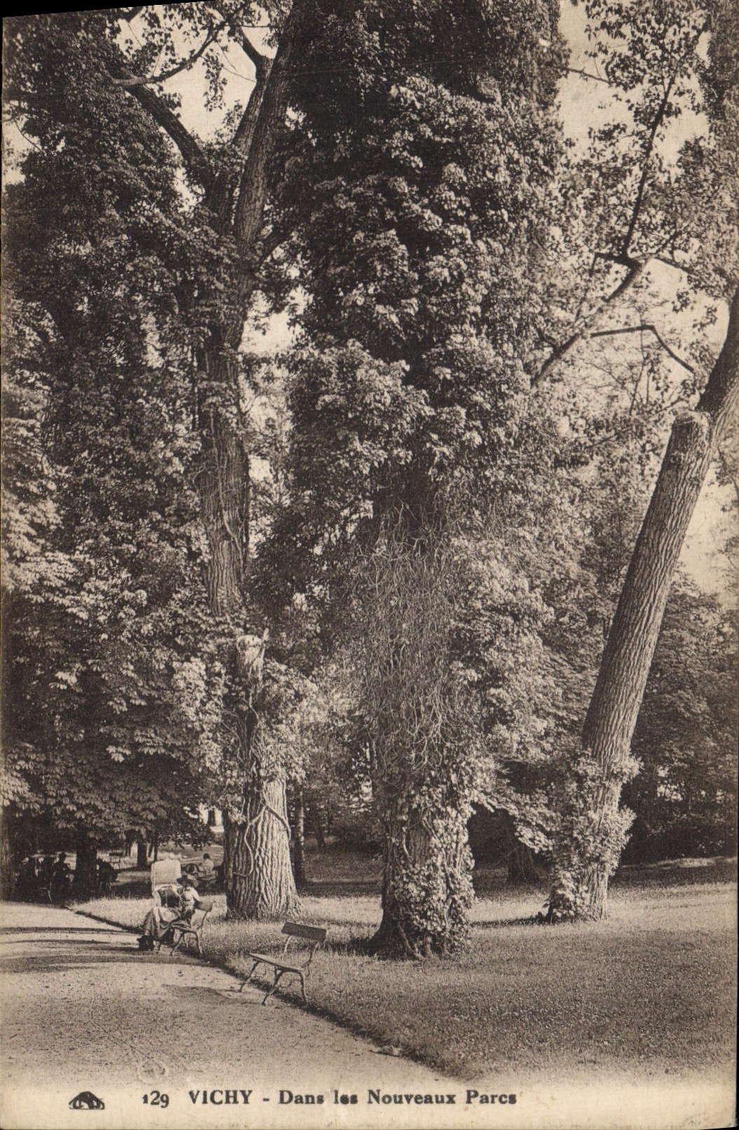 CPA Vichy Dans les Nouveaux Parcs 