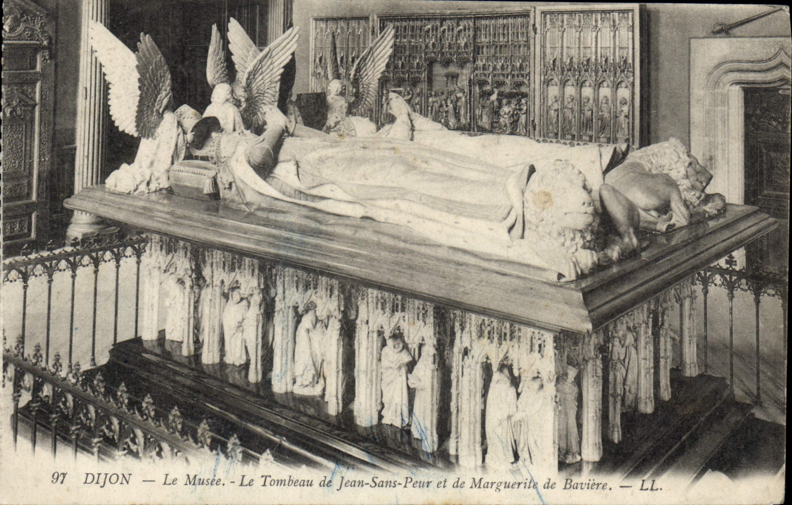CPA Dijon Le Musee Le Tombeau de Jean Sans Peur et de Marguerite de Baviere 