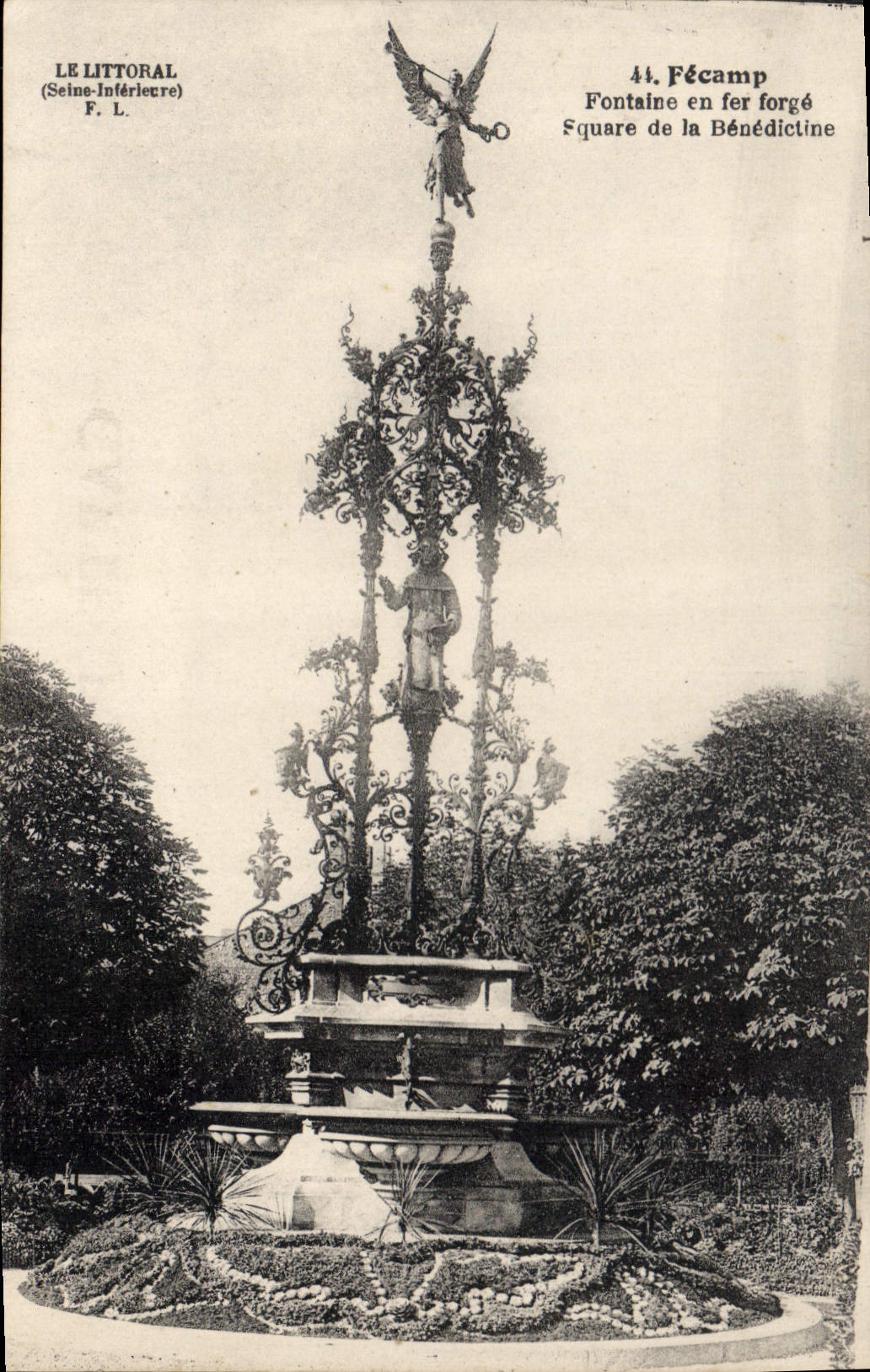 CPA Fecamp Fontaine en fer forge Square de la Benedictine