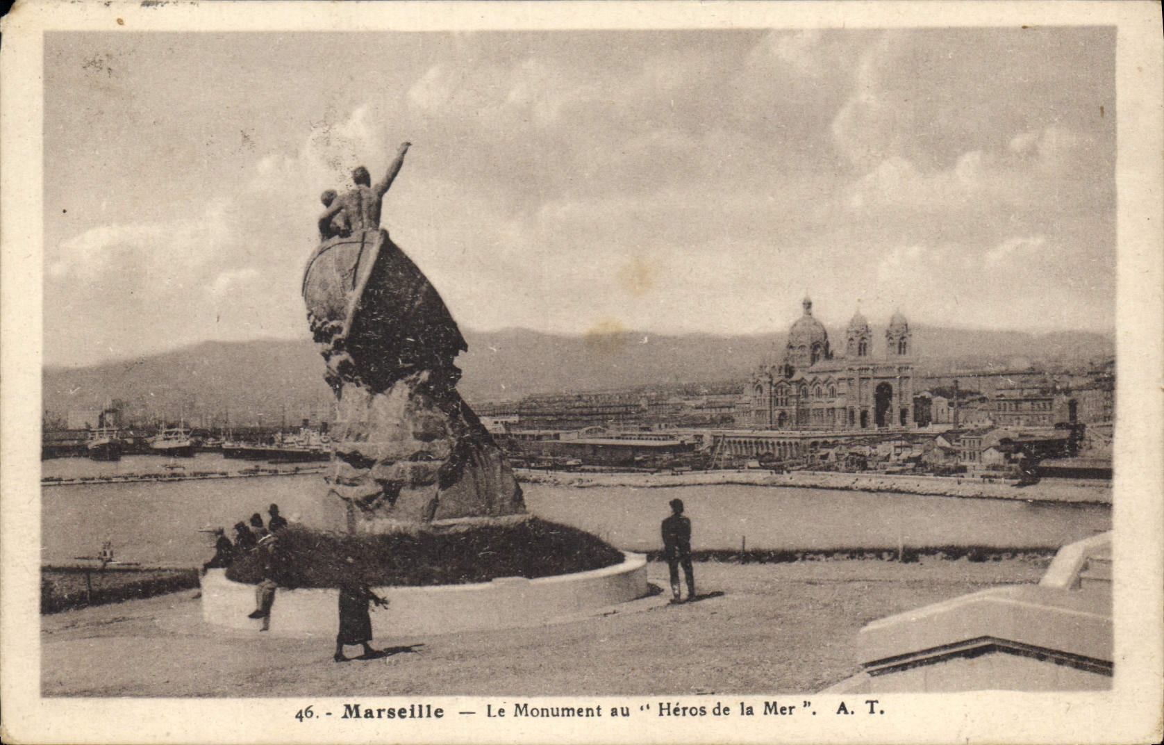 CPA Marseille Le Monument au Heroes de la Mer 