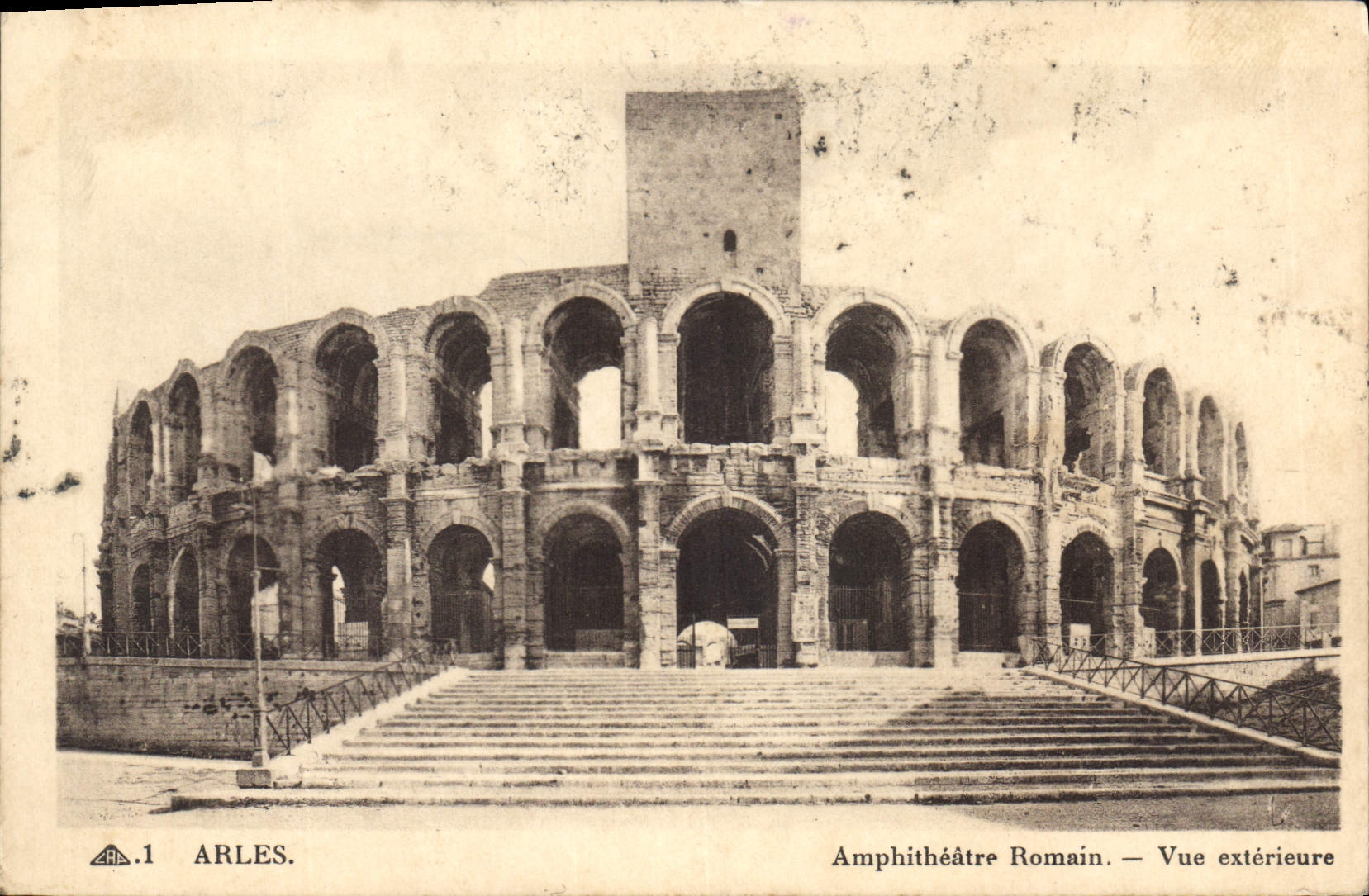 CPA Arles Amphitheatre Romain Vue exterieure