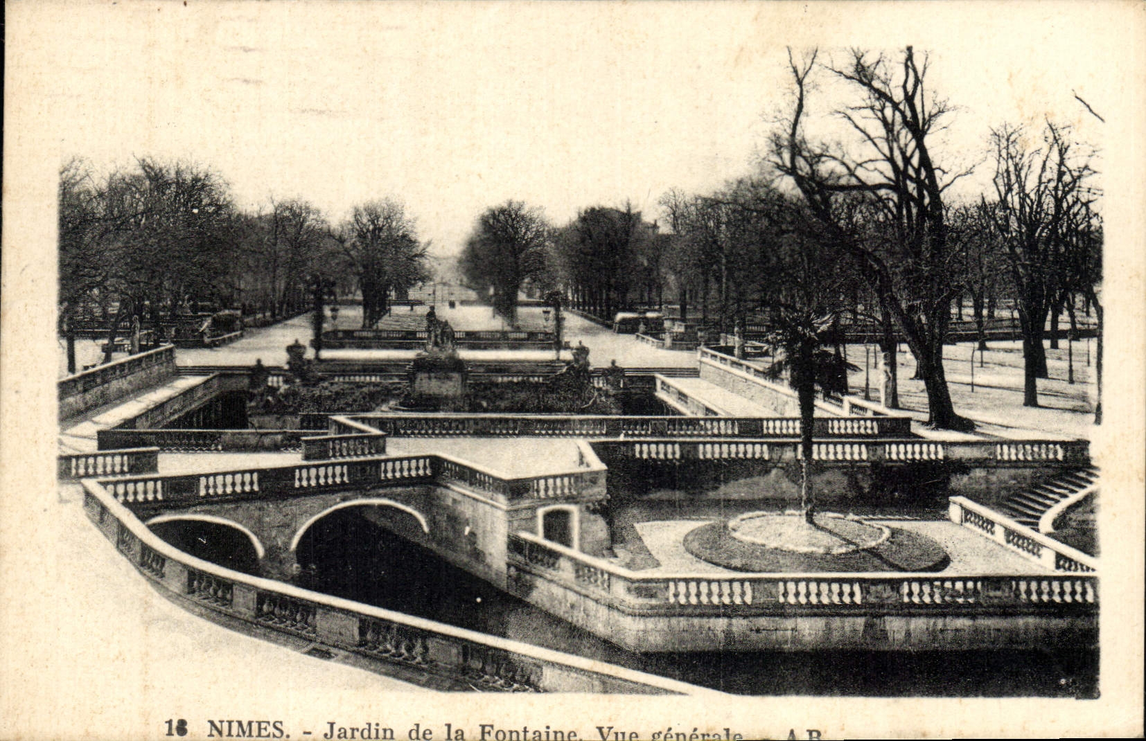 CPA Nimes Jardin de la Fontaine Vue generale