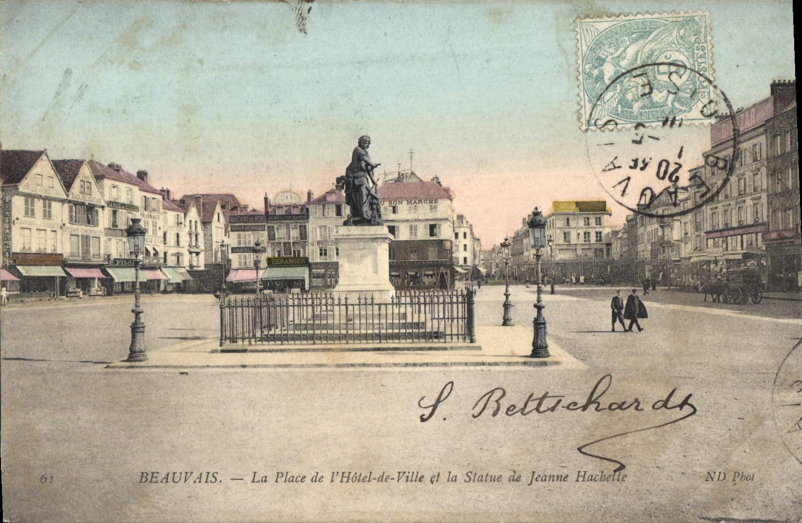 CPA Beauvais La Place de l'Hotel de Ville et la Statue de Jeanne Hachette 