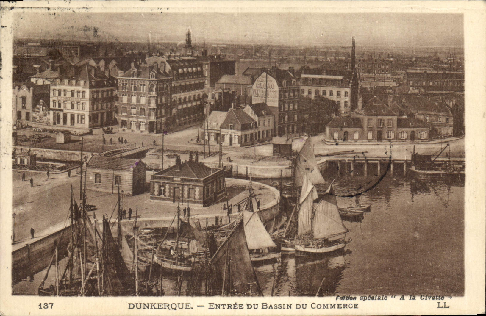CPA Dunkerque Entree du Bassin du Commerce Bateaux