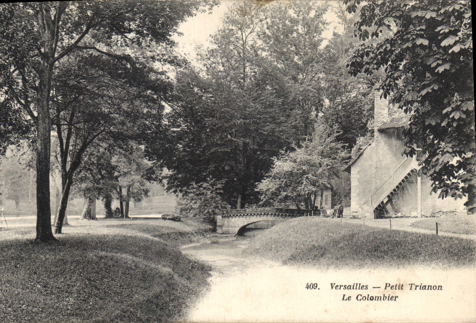 CPA Versailles Petit Trianon Le Colombier 